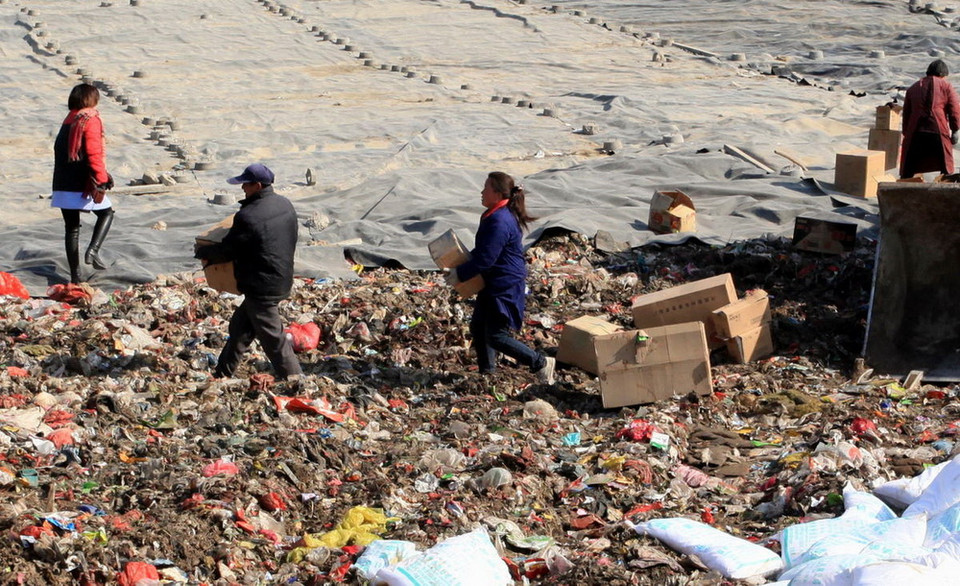 Tuy nhiên, những người dân sống quanh khu vực đó đã tranh thủ ra "hôi của" bất chấp đó là các sản phẩm làm giả. (Nguồn: QQ)