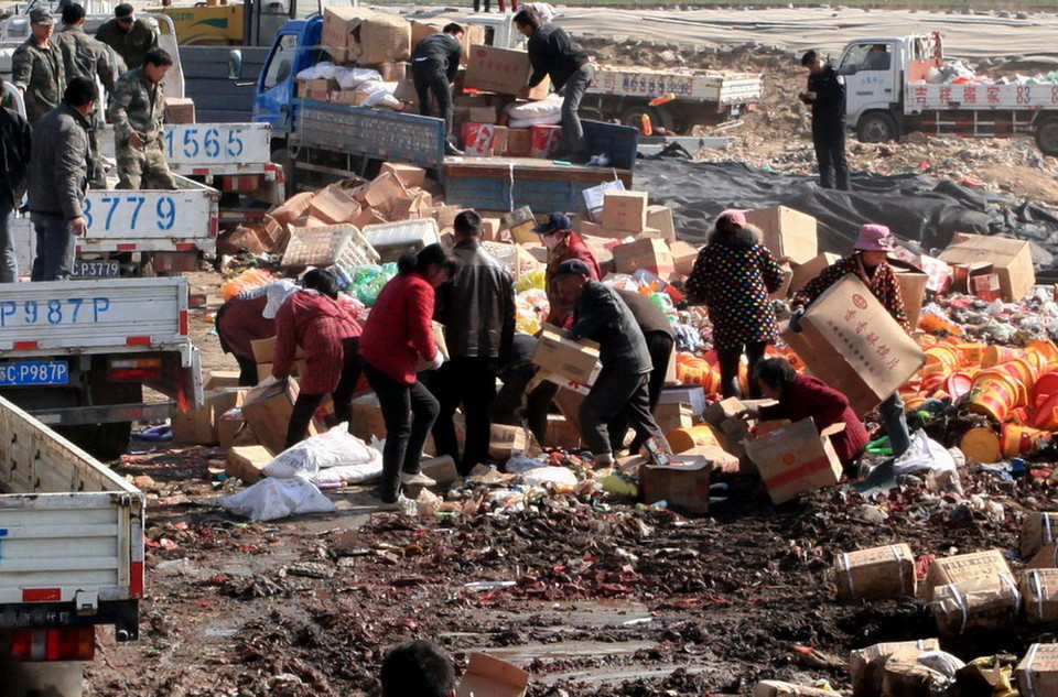 Ngày 10/3, chính quyền thành phố Từ Châu (Tô Châu, Trung Quốc) đã quyết định tiêu hủy 35,7 tấn hàng giả, hàng nhái trong một bãi rác của thành phố. (Nguồn: QQ)