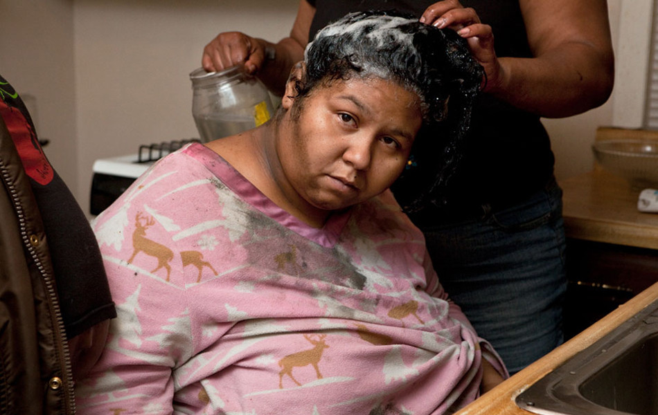 Một ngày, Jennifer mang về tuýp thuốc nhuộm tóc. Dù sống trong nghèo đói nhưng cô vẫn thích làm đẹp. (Nguồn: ifeng.com)