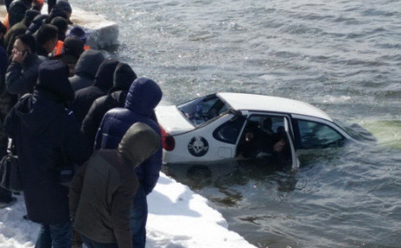 Người dân địa phương cho rằng chiếc xe bị rơi xuống sông do đường tuyết trơn. (Nguồn: QQ)