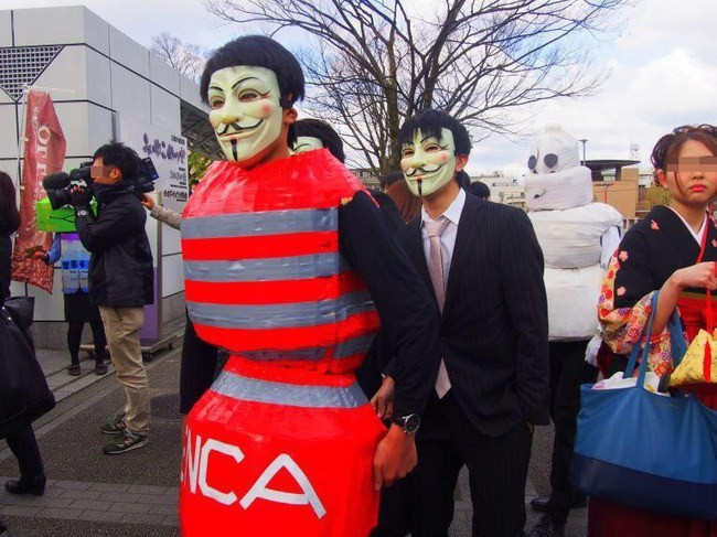 Đại học Kyoto là trường đại học lớn thứ hai ở Nhật Bản. Trong buổi lễ tốt nghiệp mới đây, các sinh viên đã xuất hiện trong những bộ trang phục lạ mắt. (Nguồn: sina.com)