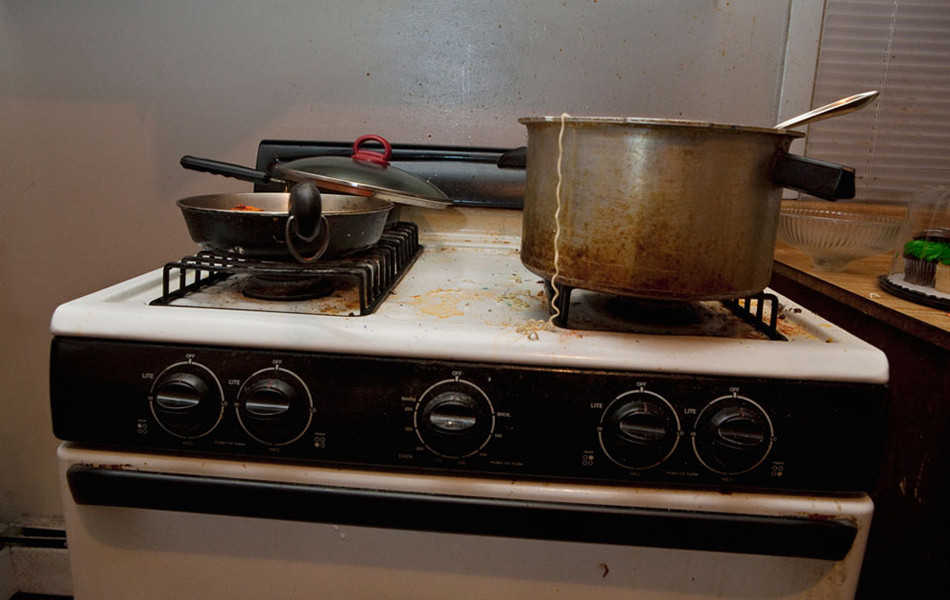 Những chiếc nồi bẩn dưới ánh đèn bếp. (Nguồn: ifeng.com)