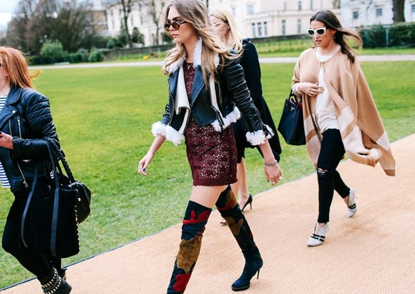 Nàng thơ nổi loạn Cara Delevingne diện trang phục của Burberry Prorsum khi tham dự show diễn của chính thương hiệu này. (Nguồn: Đẹp/Vietnam+)