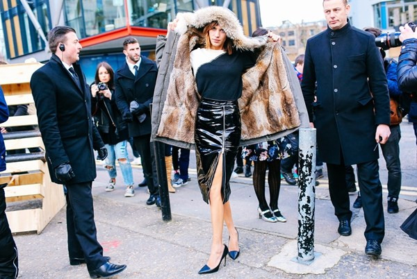 Quý cô đa tài Alexa Chung nổi bật trên phố với chân váy bút chì da bóng xẻ cao cùng áo khoác lót lông. (Nguồn: Đẹp/Vietnam+)