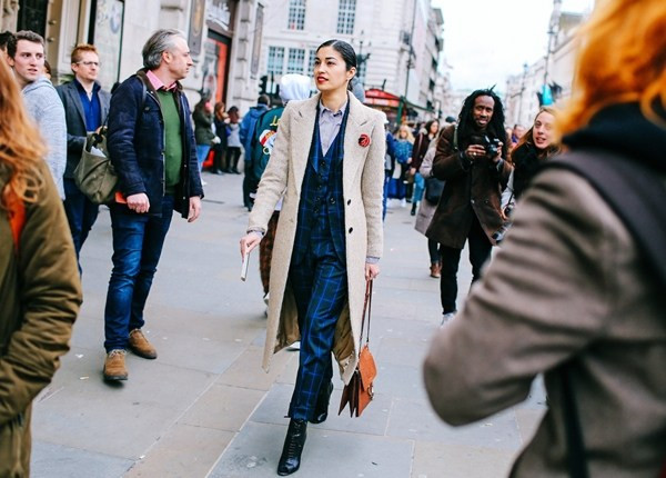 Giám đốc thời trang của Tạp chí Tank - Caroline Issa trong trang phục layer (nhiều lớp) với áo khoác dáng dài màu sáng và bộ suits kẻ mang đầy cảm hứng menswear (đồ nam). (Nguồn: Đẹp/Vietnam+)