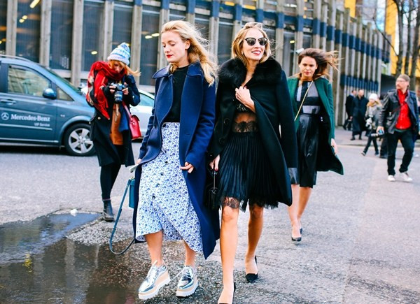 Cô nàng cổ điển Kate Foley (trái) và quý cô thời thượng Harley Viera Newton nổi bật trên phố. Kate Foley chọn áo khoác Club Monaco, chân váy Trager Delaney, túi Mark Cross và đôi giày ấn tượng của Stella McCartney còn Harley sang trọng với váy Christopher Kane và giày Tabitha Simmons (Phải). (Nguồn: Đẹp/Vietnam+)