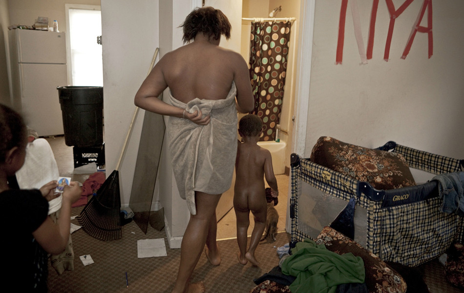 Jennifer đưa con trai đi tắm. (Nguồn: ifeng.com)