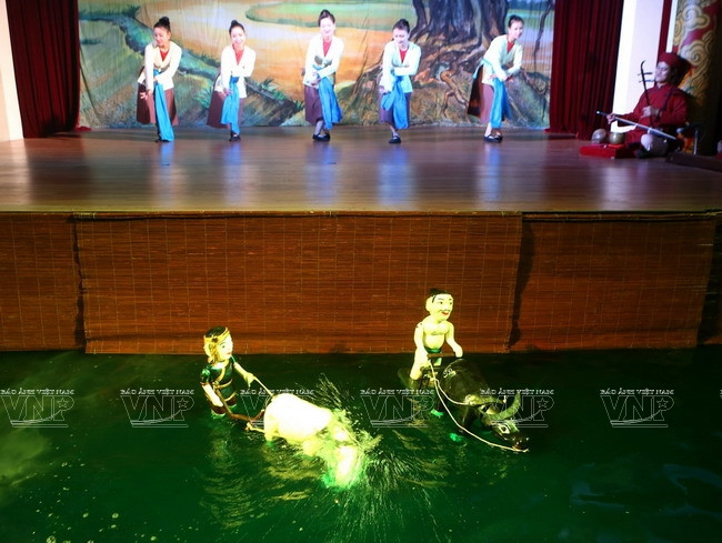 Sự kết hợp hài hòa giữa nghệ thuật chèo và rối nước trên cùng một sân khấu biểu diễn. (Nguồn: Báo ảnh Việt Nam)