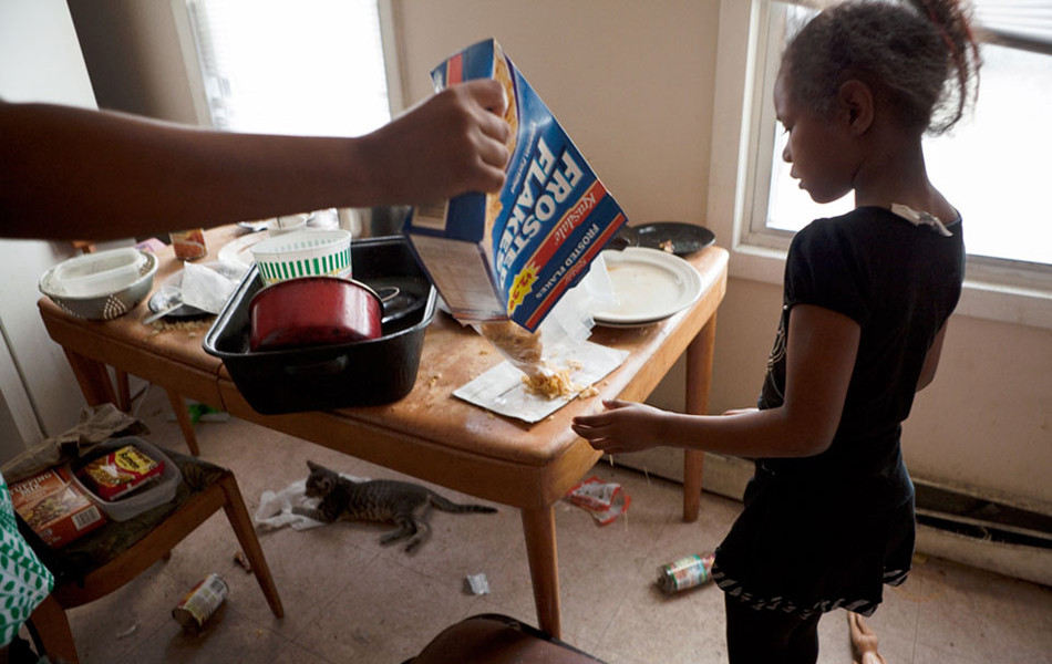 Không có tiền mua thực phẩm tươi sống nên các loại thức ăn nhanh trở thành thực phẩm chính trong gia đình Jennifer. (Nguồn: ifeng)