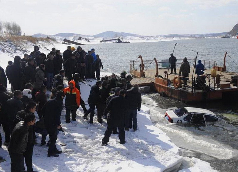 Vào 8 giờ sáng ngày 11/3, người dân sống quanh một bến phà cũ tại Long Đàm, thành phố Cát Lâm (tỉnh Cát Lâm, Trung Quốc) nhìn thấy một chiếc ôtô màu trắng bị chìm, trôi trên sông. Họ phát hiện ra đó là xe của Trương Mưu và ngay lập tức gọi cho người cha của anh ta. (Nguồn: QQ)