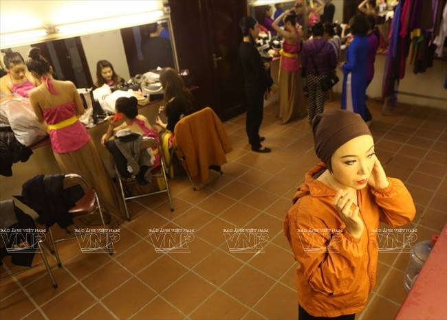 Các diễn viên chèo hóa trang chuẩn bị cho tiết mục Thị Mầu lên chùa. (Nguồn: Báo ảnh Việt Nam)