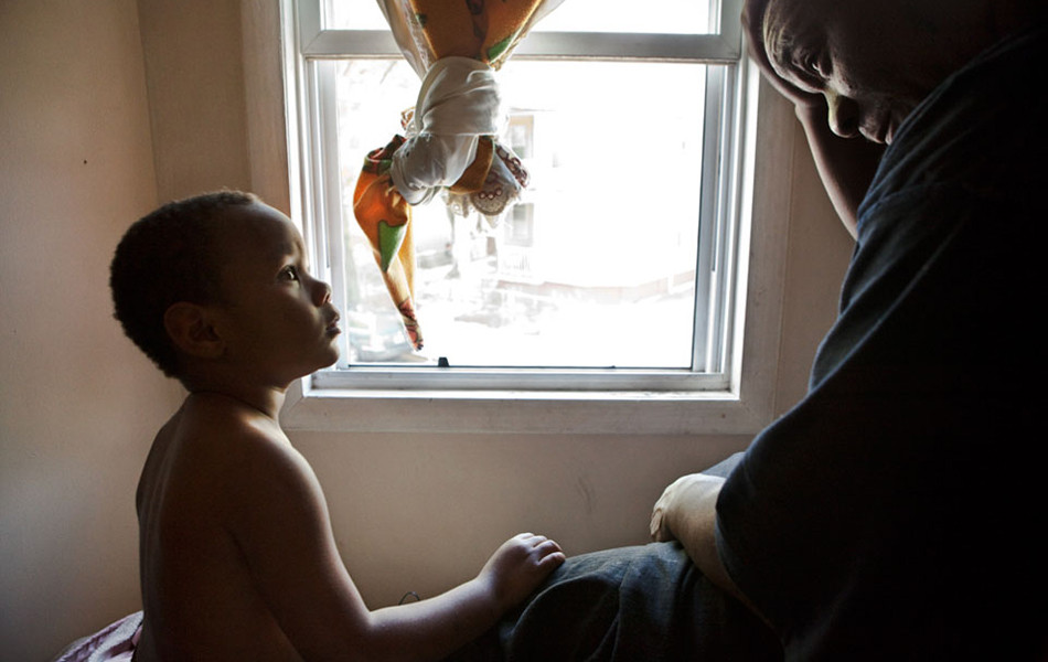 Đứa trẻ vẫn chưa hiểu "nghèo đói" có nghĩa là gì. (Nguồn: ifeng.com)