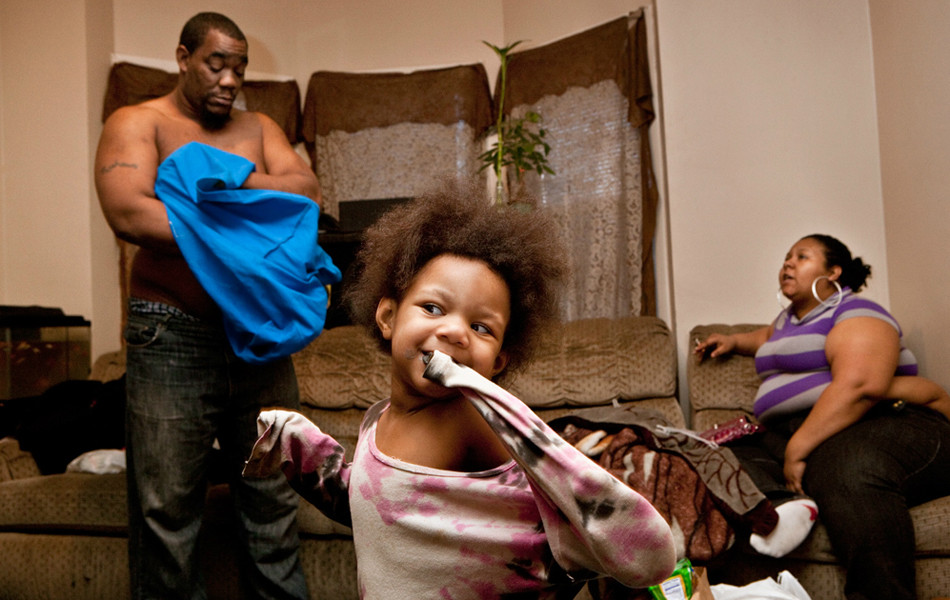 Jennifer và Tompy đều không có công việc ổn định, họ có rất nhiều thời gian rảnh rỗi. Dù vậy, họ vẫn cảm thấy khó khăn trong việc nuôi dạy những đứa trẻ đang trong giai đoạn phát triển. (Nguồn: ifeng.com)