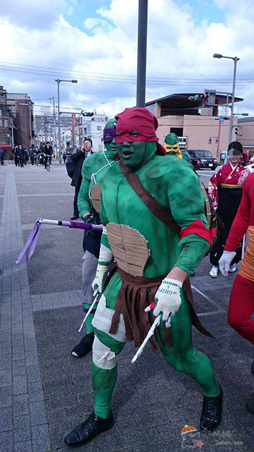 Các sinh viên đua nhau thử sức với tạo hình của các nhân vật hoạt hình hay trong các trò chơi. (Nguồn: sina.com)