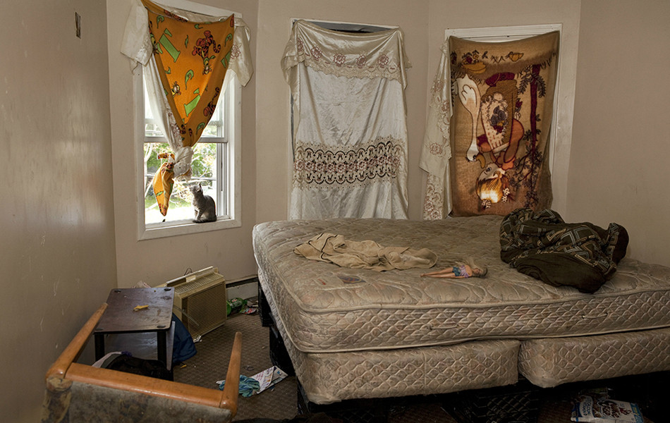 Họ gom nhặt đồ đạc từ những đống đồ thải của người khác. (Nguồn: ifeng.com)