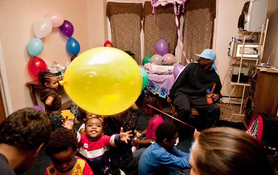 Một bữa tiệc sinh nhật đơn giản với vài quả bóng nhưng bọn trẻ rất vui. (Nguồn: ifeng.com)