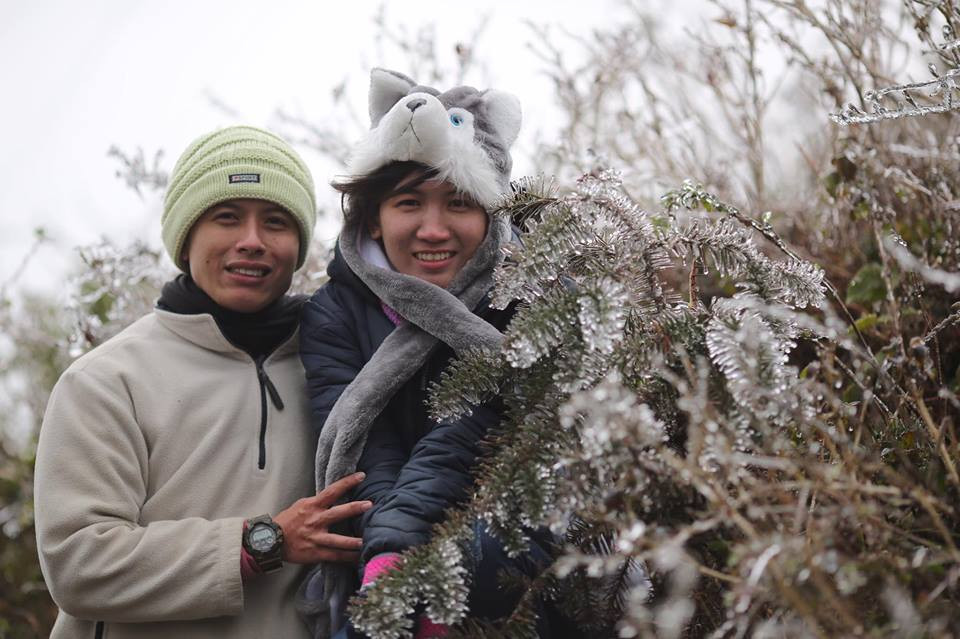 Nghe được thông tin có băng trên đỉnh đèo, rất nhiều người dân, khách du lịch đã đổ xô về đây thăm quan, chụp ảnh. (Ảnh: Lê Minh Sơn/Vietnam+)