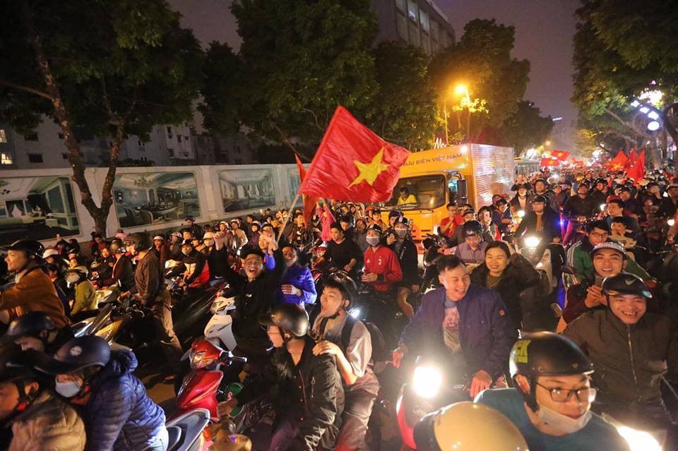 Người dân đổ ra đường mừng chiến thắng lịch sử của bóng đá Việt Nam. (Ảnh: Minh Sơn/Vietnam+)