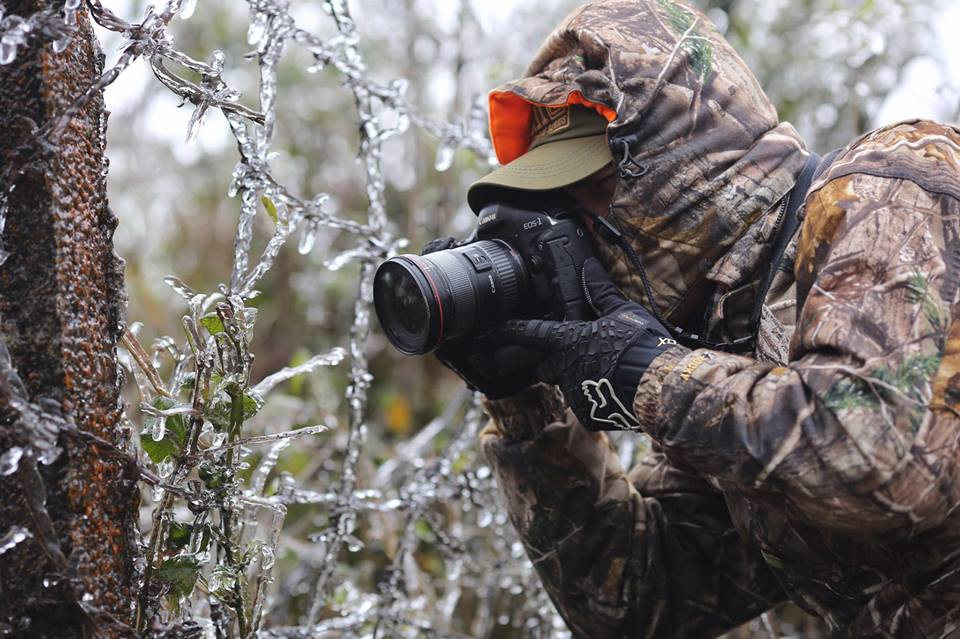 Trần Huy Đạt (Hà Nội) thích thú chụp ảnh cùng băng tuyết đọng trên những ngọn cây. Đạt cho biết dù thời tiết rất giá rét nhưng đây là lần đầu tiên anh được chiêm ngưỡng hiện tượng thiên nhiên kỳ thú này. (Ảnh: Lê Minh Sơn/Vietnam+)