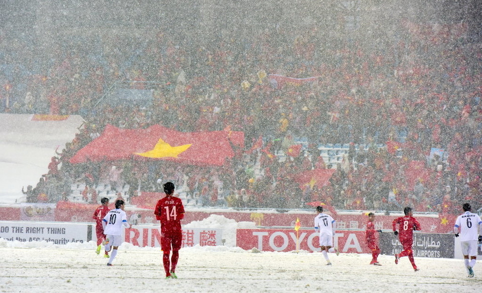 Các cầu thủ thi đấu quả cảm trong thời tiết giá lạnh. (Nguồn: weibo.cn)