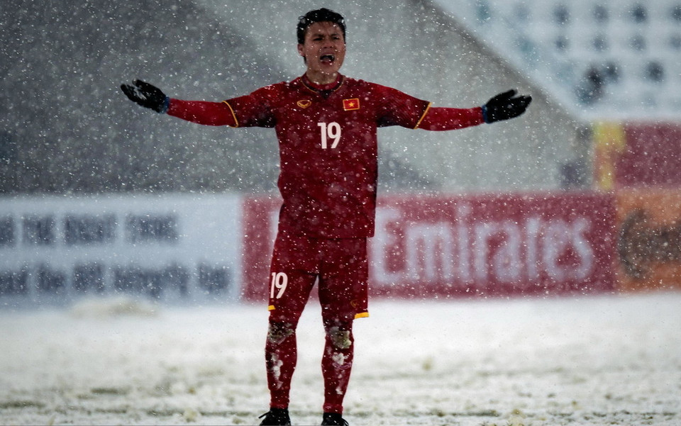 Nguyễn Quang Hải tiếp tục thể hiện phong độ vô cùng ấn tượng khi lập siêu phẩm từ chấm đá phạt giúp ở trận chung kết lịch sử. (Nguồn: weibo.cn)