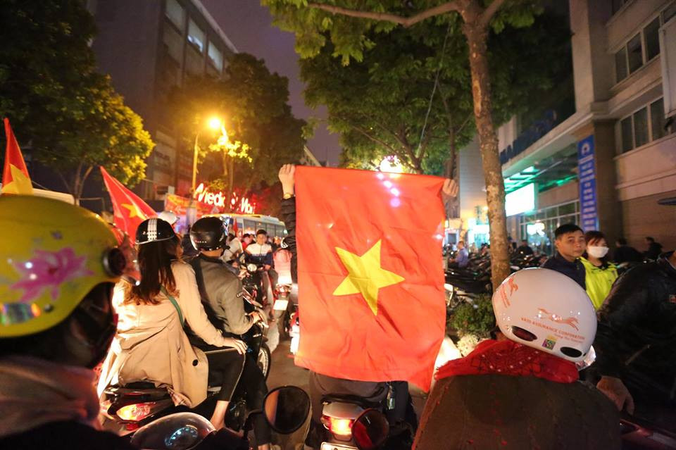 Người dân đổ ra đường mừng chiến thắng lịch sử của bóng đá Việt Nam. (Ảnh: Minh Sơn/Vietnam+)