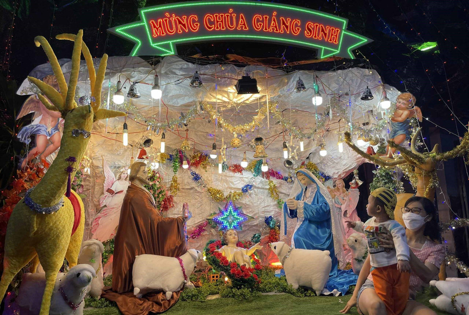 Đường Phạm Thế Hiển, quận 8, Thành phố Hồ Chí Minh, trang trí rực rỡ đón Giáng sinh. (Ảnh: Xuân Khu/TTXVN)