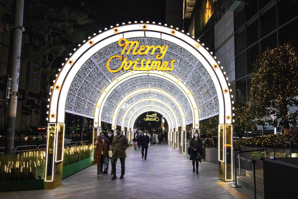 Sảnh trước của Trung tâm thương mại Lotte Seoul được trang hoàng lộng lẫy chuẩn bị đón Giáng sinh. (Ảnh: Anh Nguyên/TTXVN)