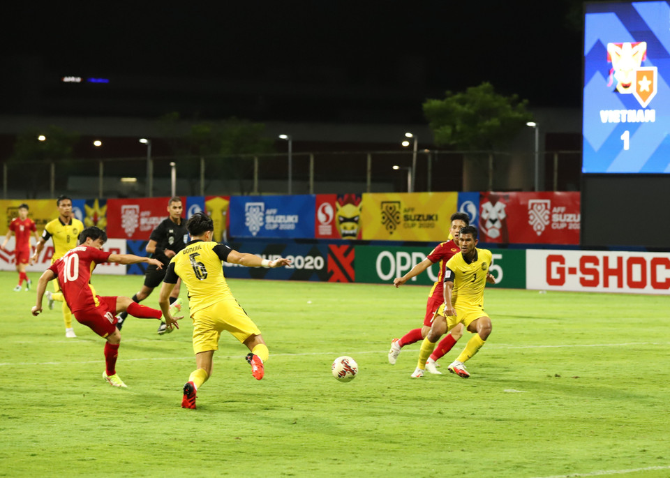 Tiền đạo Công Phượng dứt điểm vào lưới đội tuyển Malaysia. (Ảnh: TTXVN)