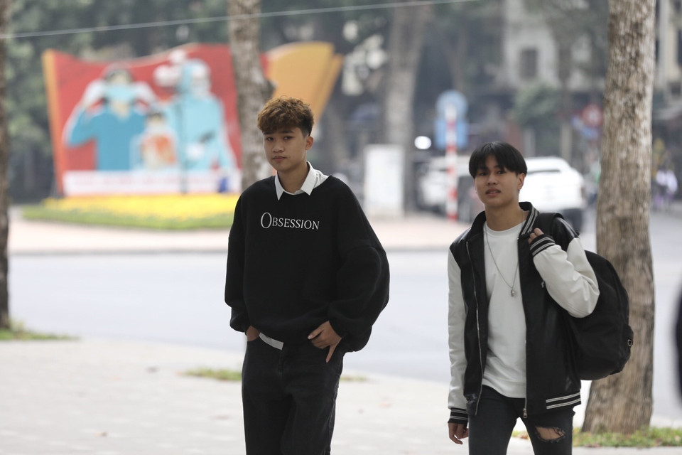 Một số người vẫn chủ quan không đeo khẩu trang nơi công cộng. (Ảnh: Minh Quyết/TTXVN)