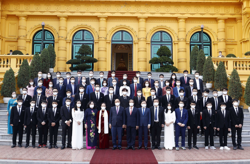 Chủ tịch nước Nguyễn Xuân Phúc với học sinh đoạt giải Olympic và Khoa học kỹ thuật quốc tế năm 2021. (Ảnh: Thống Nhất/TTXVN)
