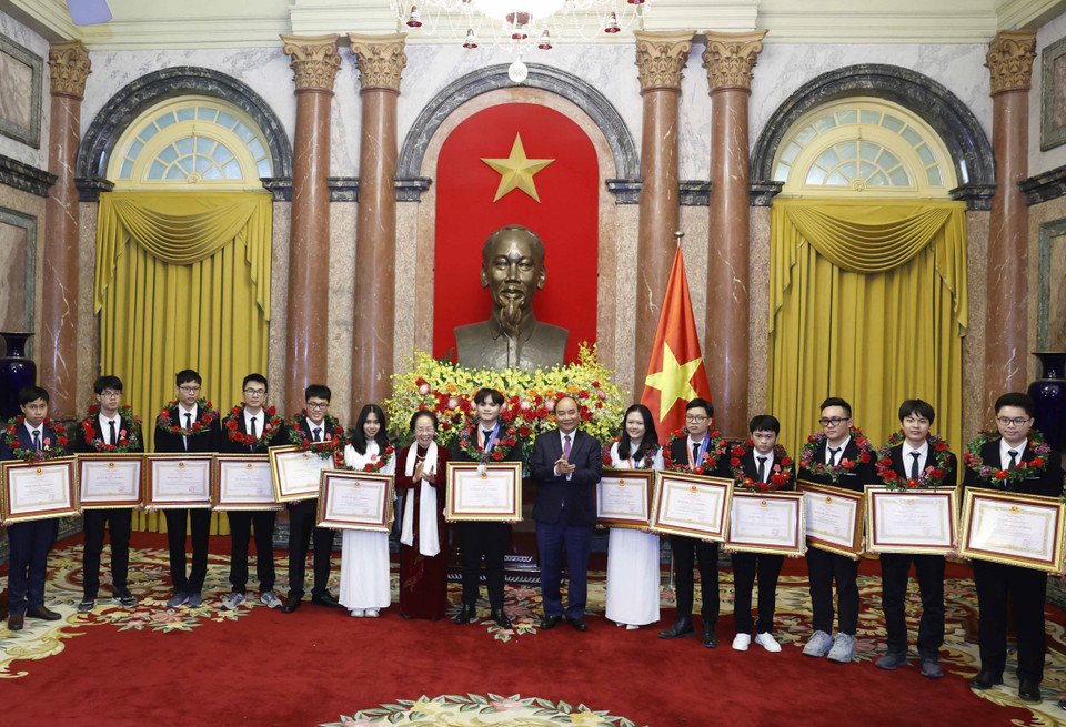 Chủ tịch nước Nguyễn Xuân Phúc và bà Nguyễn Thị Doan, Chủ tịch Hội khuyến học Việt Nam trao tặng Huân chương Lao động hạng Hai, Ba cho học sinh đoạt giải Olympic và Khoa học kỹ thuật quốc tế năm 2021. (Ảnh: Thống Nhất/TTXVN)