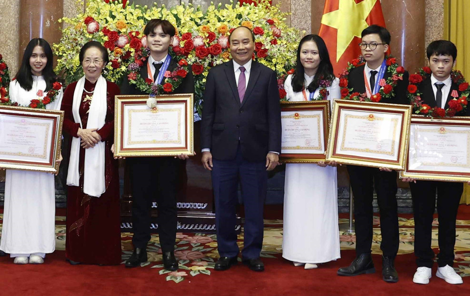 Chủ tịch nước Nguyễn Xuân Phúc và bà Nguyễn Thị Doan, Chủ tịch Hội khuyến học Việt Nam trao tặng Huân chương Lao động hạng Hai, Ba cho học sinh đoạt giải Olympic và Khoa học kỹ thuật quốc tế năm 2021. (Ảnh: Thống Nhất/TTXVN)