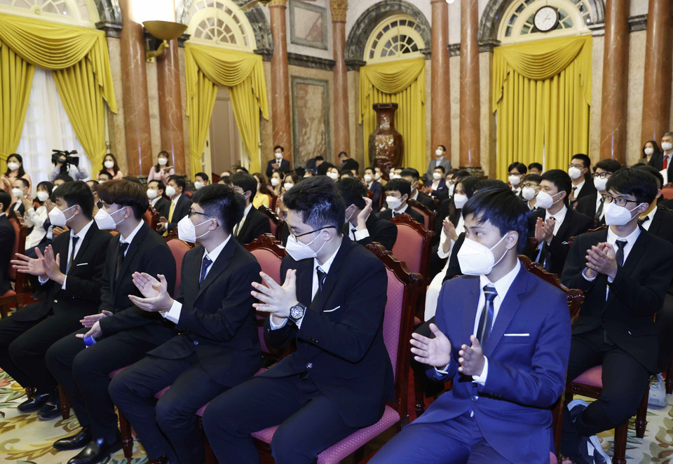 Các học sinh đoạt giải Olympic và Khoa học kỹ thuật quốc tế năm 2021 tại buổi gặp mặt. (Ảnh: Thống Nhất/TTXVN)