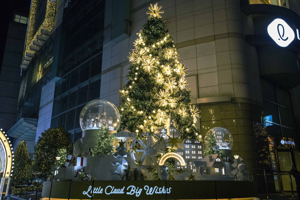 Cây thông Noel được dựng trước Trung tâm thương mại Lotte Seoul. (Ảnh: Anh Nguyên/TTXVN)