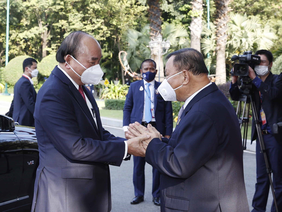 Tiếp tục chuyến thăm cấp Nhà nước Vương quốc Campuchia, chiều 21/12/2021, tại Thủ đô Phnom Penh, Chủ tịch nước Nguyễn Xuân Phúc hội kiến Chủ tịch Thượng viện Campuchia Samdech Vibol Sena Pheakdey Say Chhum. (Ảnh: Thống Nhất/TTXVN)