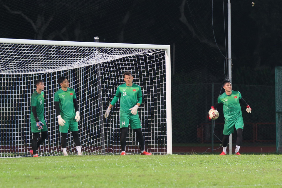 4 thủ môn của Đội tuyển Việt Nam (từ trái qua): Quan Văn Chuẩn, Trần Nguyên Mạnh, Bùi Tấn Trường, Nguyễn Văn Hoàng. (Ảnh: TTXVN phát)