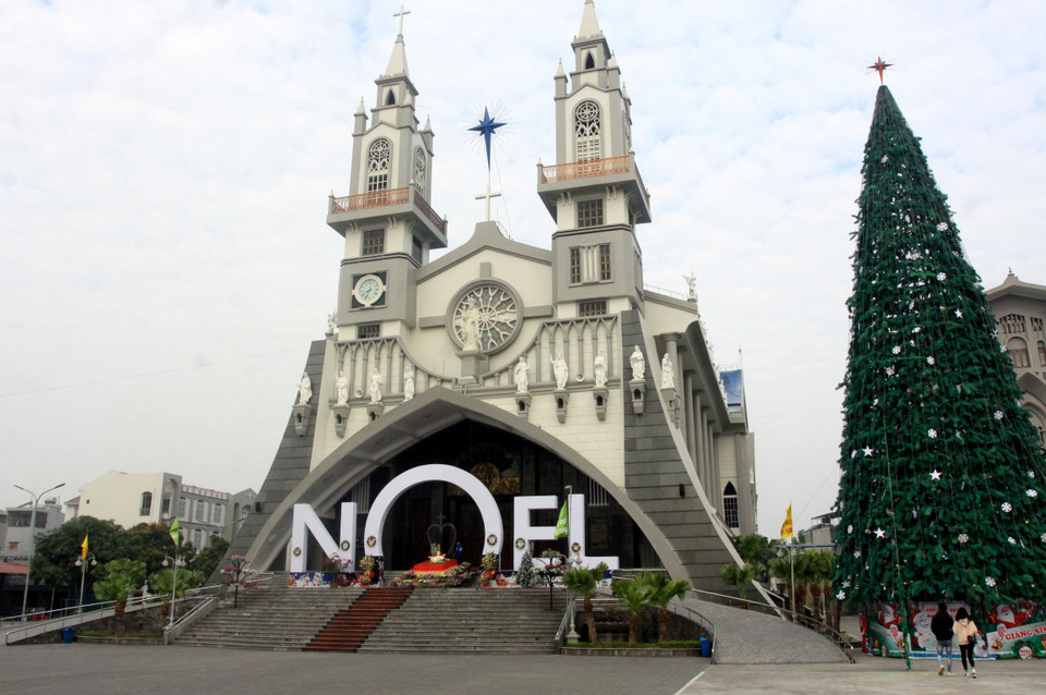 Nhà thờ đá Phát Diệm, huyện Kim Sơn, tỉnh Ninh Bình, được trang trí đơn giản nhằm hạn chế đông người, phòng chống dịch COVID-19. (Ảnh: Hải Yến/TTXVN)