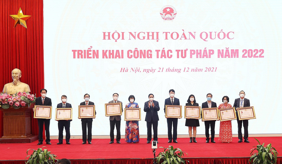 Thủ tướng phạm Minh Chính trao huân chương, bằng khen cho các tập thể, cá nhân có thành tích xuất sắc. (Ảnh: Dương Giang/TTXVN)