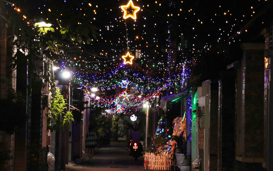 Những con đường nhỏ của các xóm đạo trong thành phố lung linh với những ánh đèn màu. (Ảnh: Xuân Khu/TTXVN)