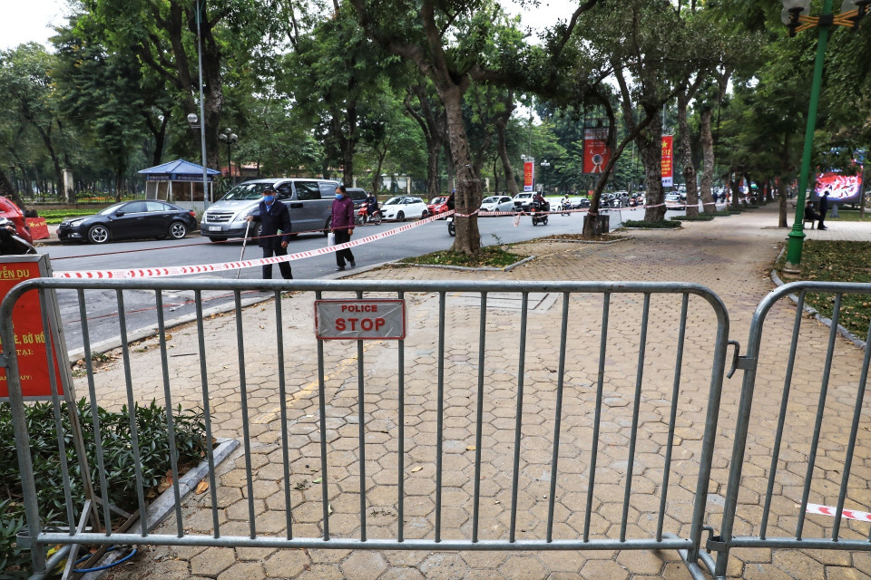 Một số người vẫn chủ quan không đeo khẩu trang nơi công cộng. (Ảnh: Minh Quyết/TTXVN)