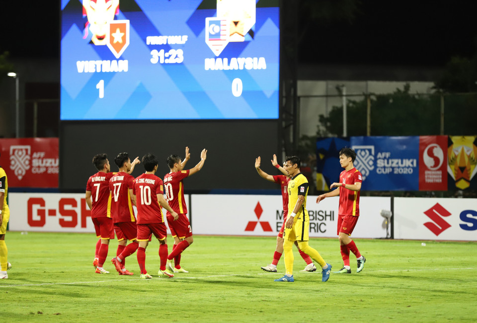 Các cầu thủ đội tuyển Việt Nam vui mừng với bàn thắng ghi vào lưới đội tuyển Malaysia. (Ảnh: Thế Vũ//TTXVN)