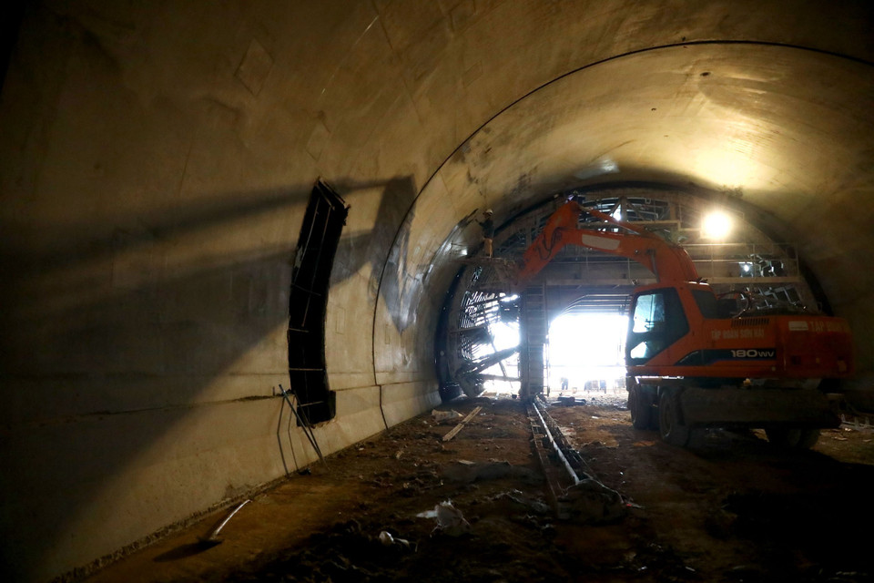 Kiểm tra mái hầm sau khi đổ bêtông, đảm bảo tuyệt đối không xảy ra lỗi nhỏ nhất trong quá trình thi công. (Ảnh: Huy Hùng/TTXVN)