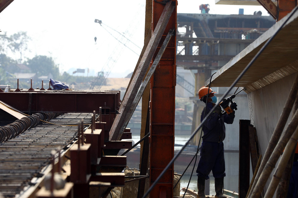 Công nhân đang thi công trên cầu Vĩnh An (tỉnh Thanh Hóa). (Ảnh: Huy Hùng/TTXVN)