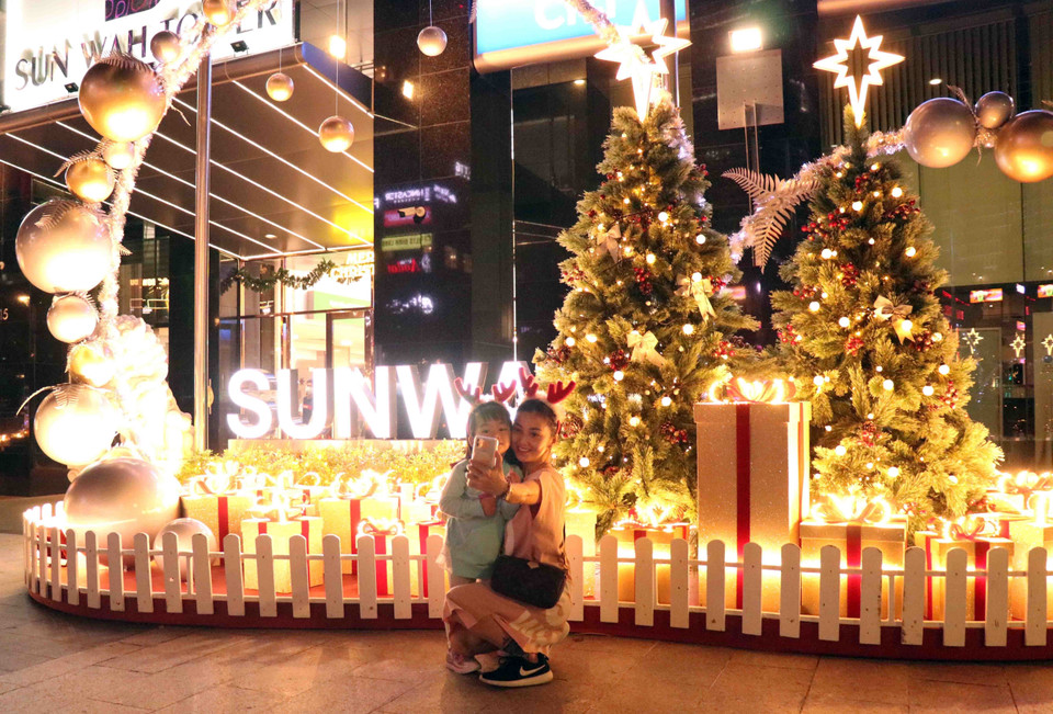 Những tiểu cảnh đón Giáng sinh trước một số khách sạn tại trung tâm thành phố thu hút người dân đến vui chơi, chụp ảnh. (Ảnh: Xuân Khu/TTXVN)