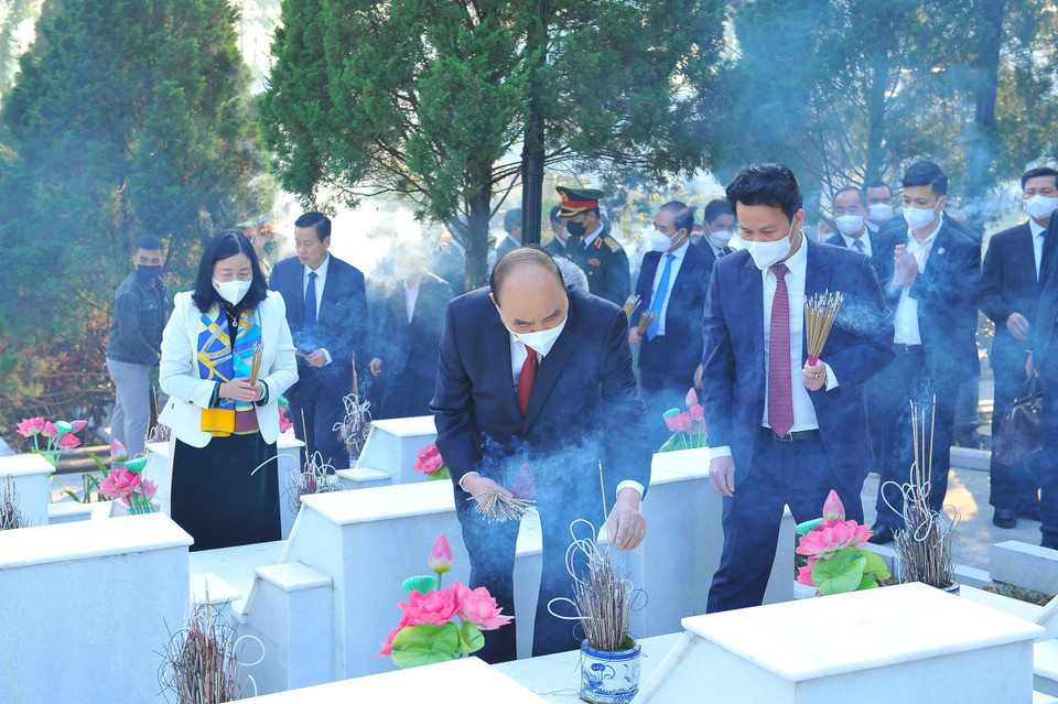 Chủ tịch nước Nguyễn Xuân Phúc dâng hương tưởng niệm các Anh hùng liệt sỹ. (Ảnh: Minh Đức/TTXVN)