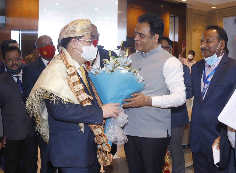 Lãnh đạo Chính quyền Kanartaka chào đón Chủ tịch Quốc hội Vương Đình Huệ. (Ảnh: Doãn Tấn/TTXVN)