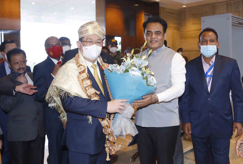 Lãnh đạo Chính quyền Kanartaka chào đón và tặng hoa Chủ tịch Quốc hội Vương Đình Huệ. (Ảnh: Doãn Tấn/TTXVN)