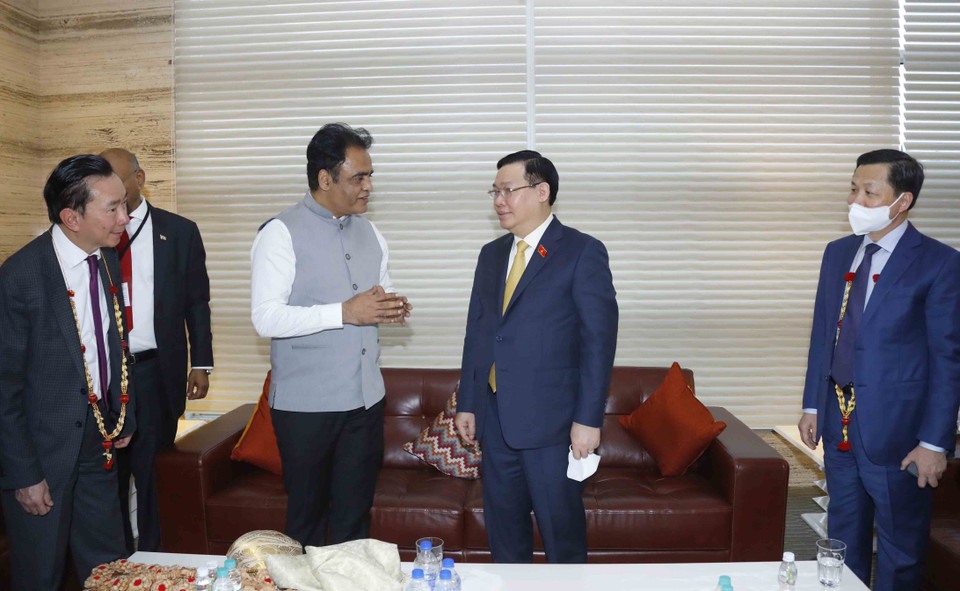 Lãnh đạo Chính quyền Kanartaka chào đón Chủ tịch Quốc hội Vương Đình Huệ. (Ảnh: Doãn Tấn/TTXVN)