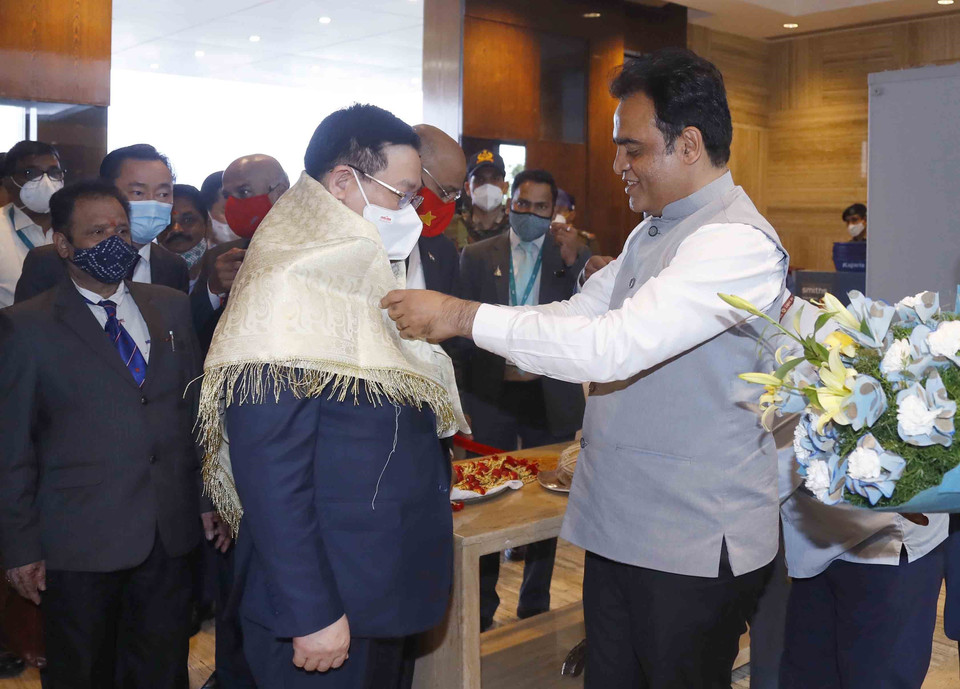 Lễ đón của chính quyền bang Karnataka, Ấn Độ tại sân bay quốc tế Sân bay quốc tế Bengaluru. (Ảnh: Doãn Tấn/TTXVN)